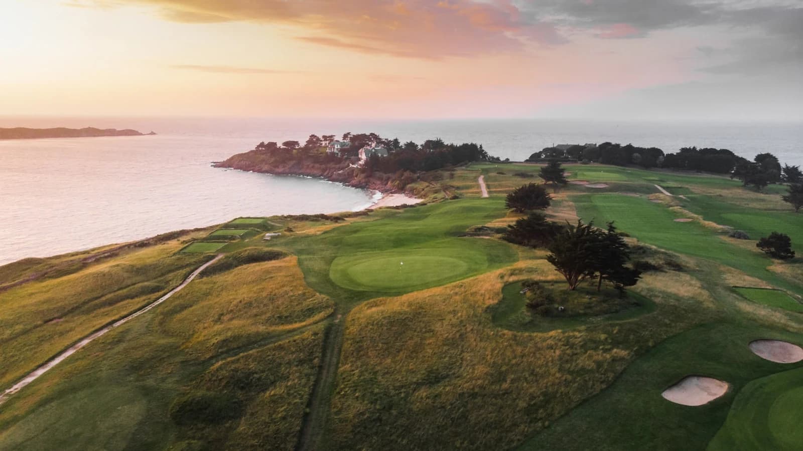 Vue aérienne du links de Dinard Golf au bord de la mer à Saint-Briac-sur-Mer.