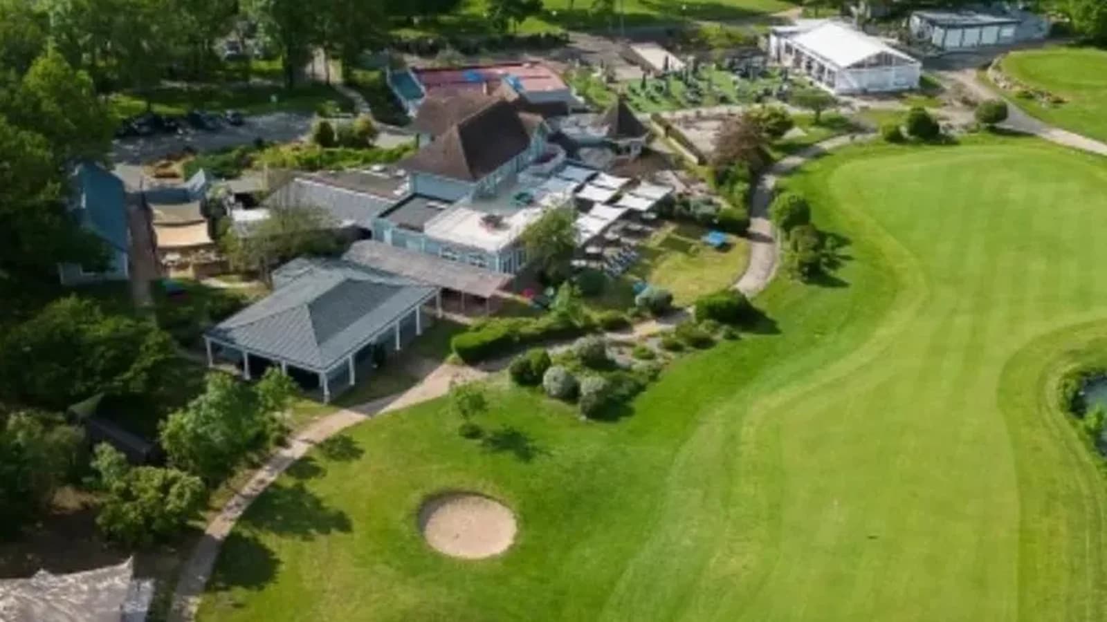 Vue aérienne du parcours et du club-house de l’Étiolles Golf Club.