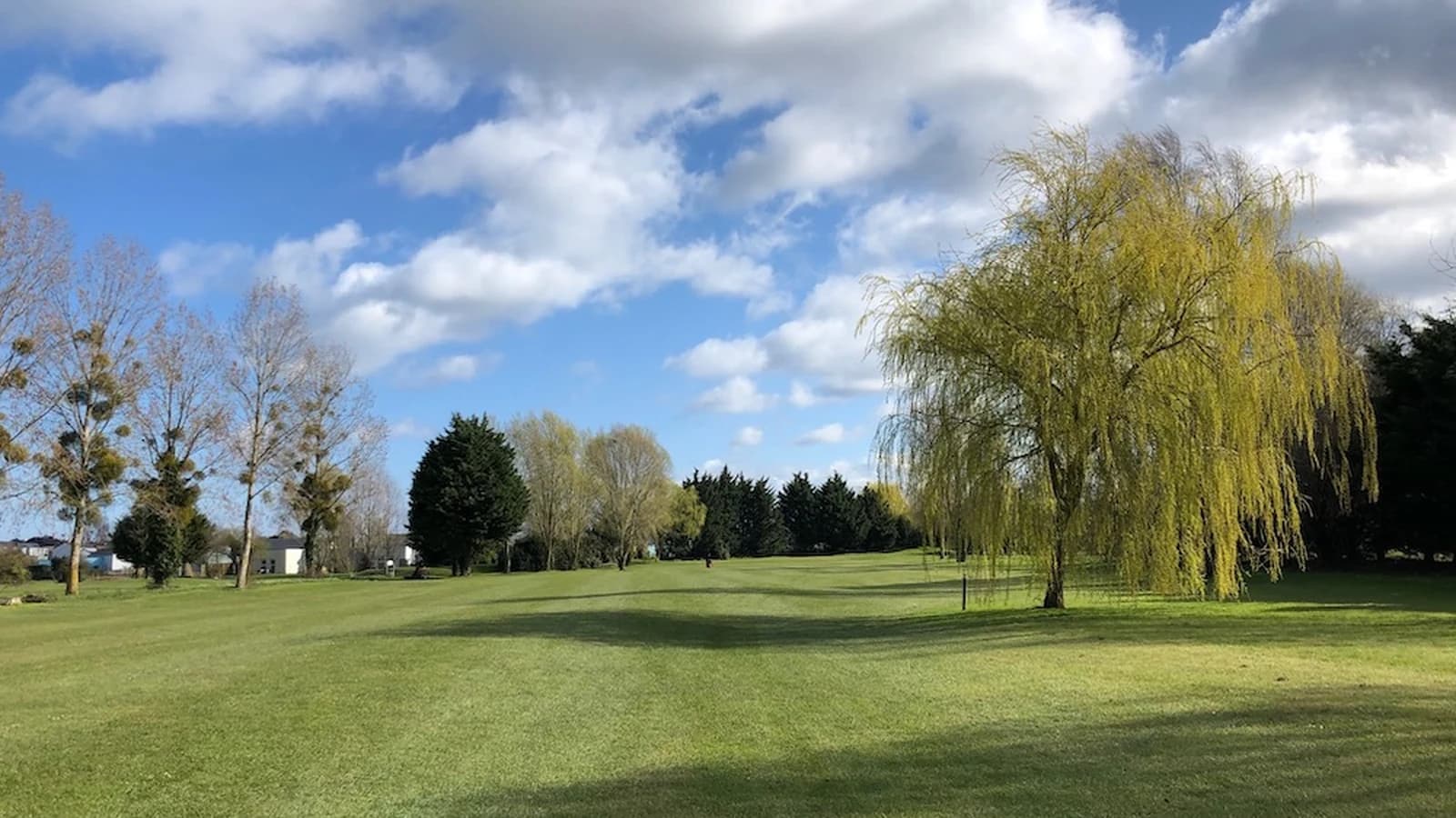 Fairway arboré du Cabourg Golf Public.