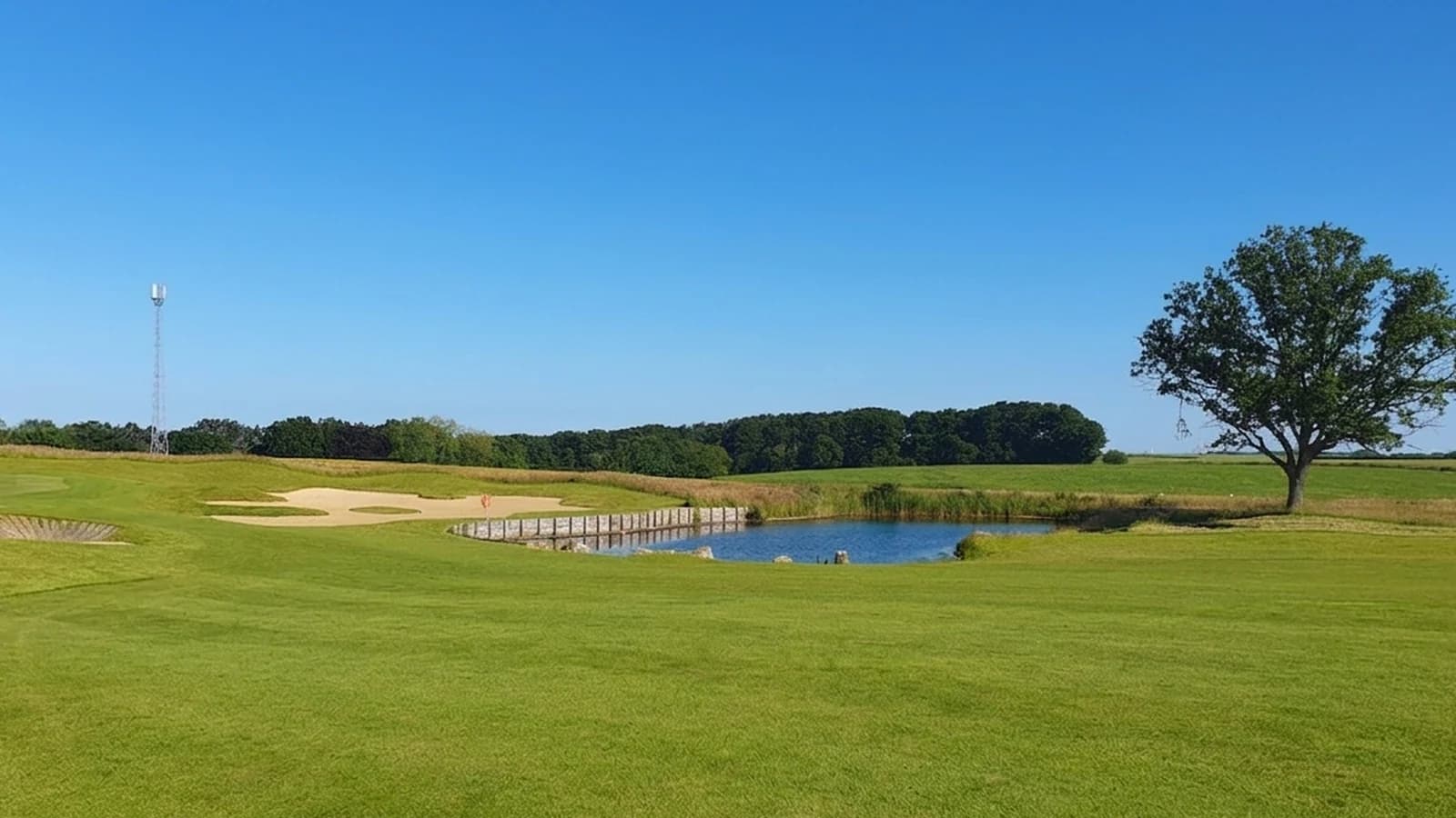 Vue du parcours, de son plan d’eau et des bunkers du Golf aux Daims.