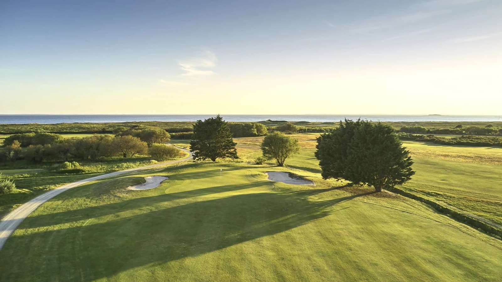 Vue du parcours du Golf Bluegreen Rhuys-Kerver sur la presqu’île de Rhuys.