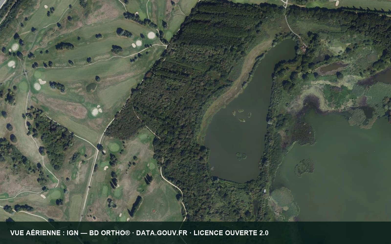 Vue aérienne du Golf Bluegreen Saint-Quentin-en-Yvelines et de ses parcours autour de l’étang.