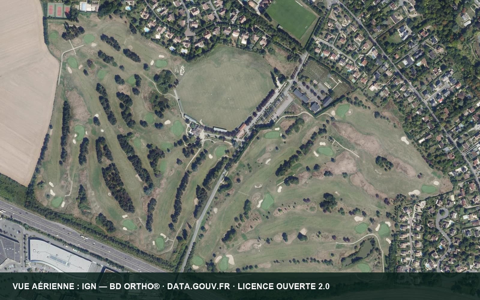 Vue aérienne du Golf Bluegreen Villennes-sur-Seine montrant ses fairways et greens.