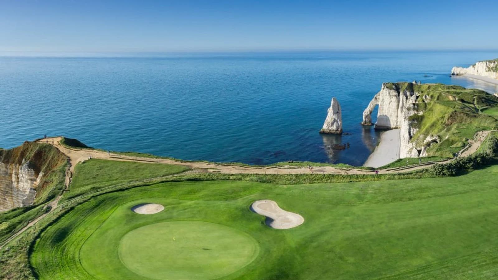 Green et bunkers du Golf d’Étretat face aux falaises et à la mer.