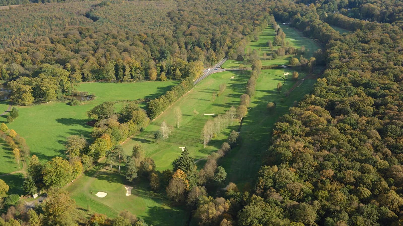 Vue aérienne du Golf d’Andaine dans sa clairière forestière.
