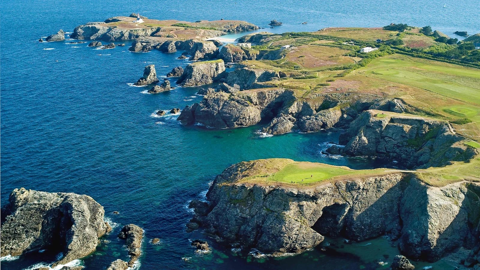 Vue aérienne du Golf de Belle-Île-en-Mer, avec le green du trou n° 2 sur son éperon rocheux et les fairways le long des falaises.