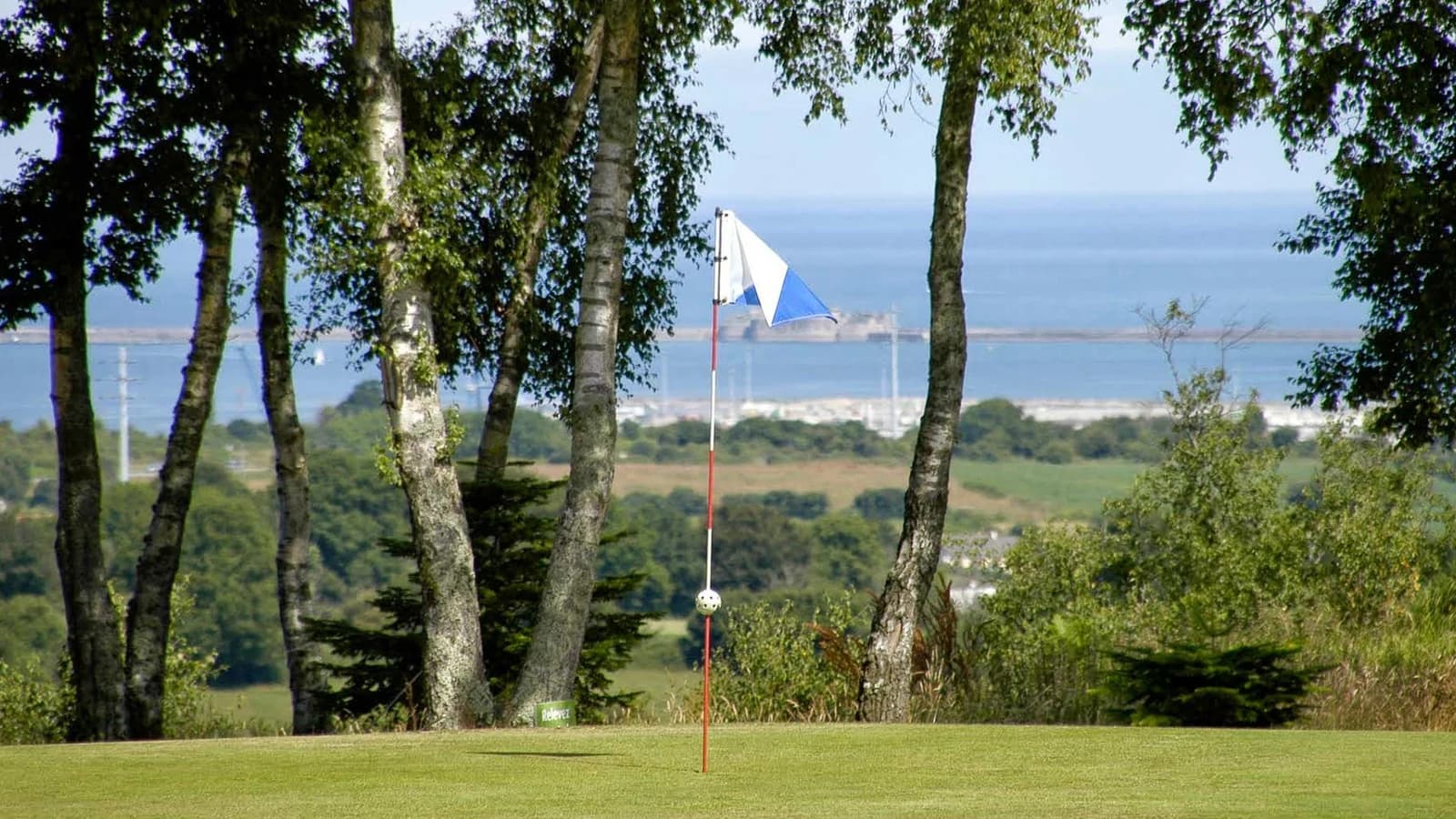 Parcours arboré du Golf de Cherbourg avec vue vers la rade.