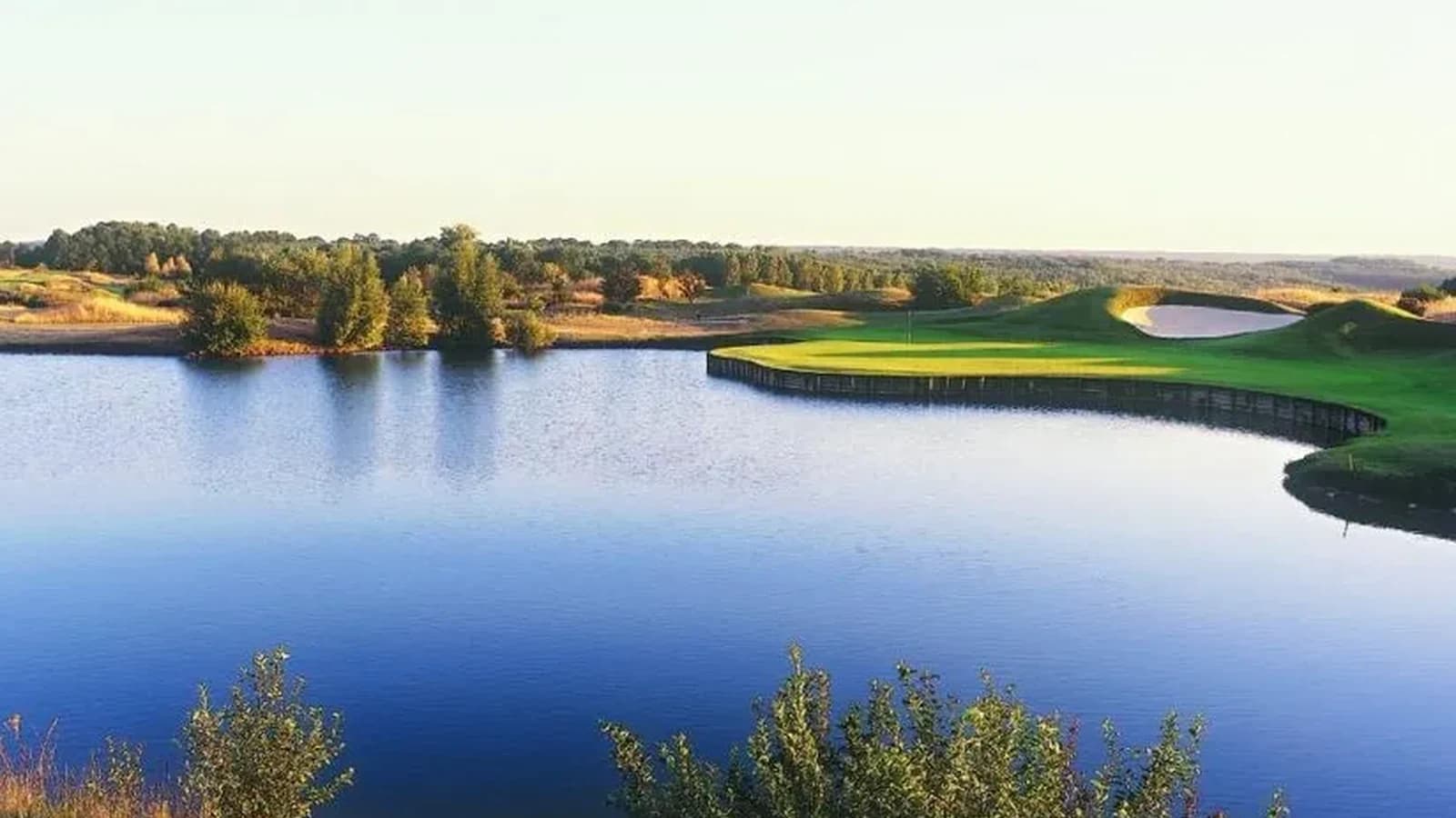 Green au bord de l’eau du Golf de Courson.