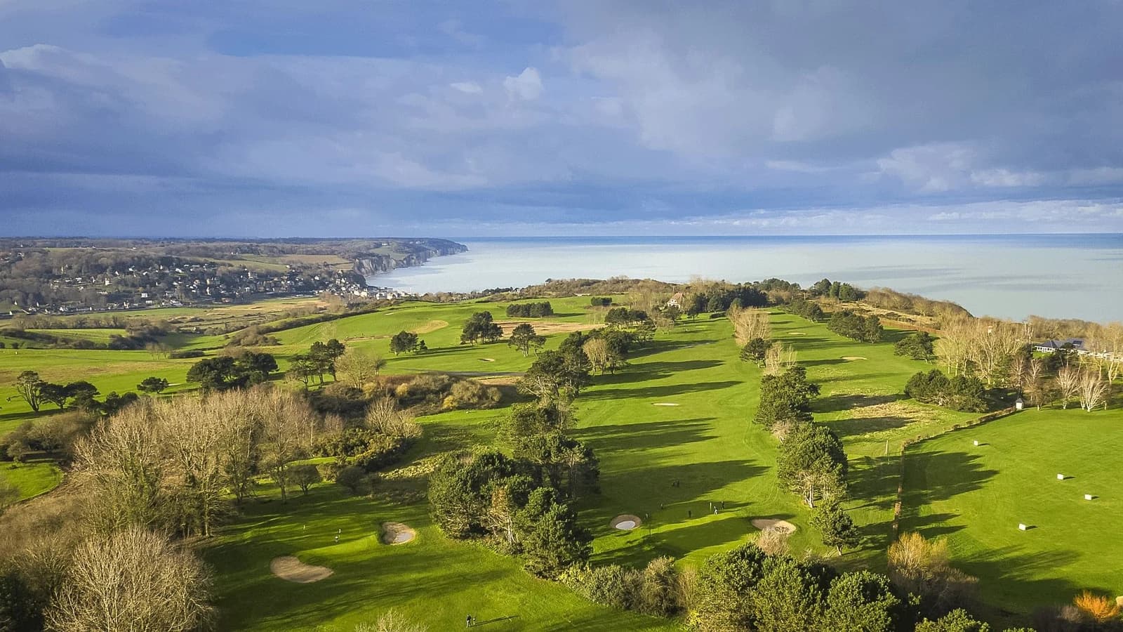 Vue aérienne du Golf de Dieppe-Pourville entre parcours et littoral.