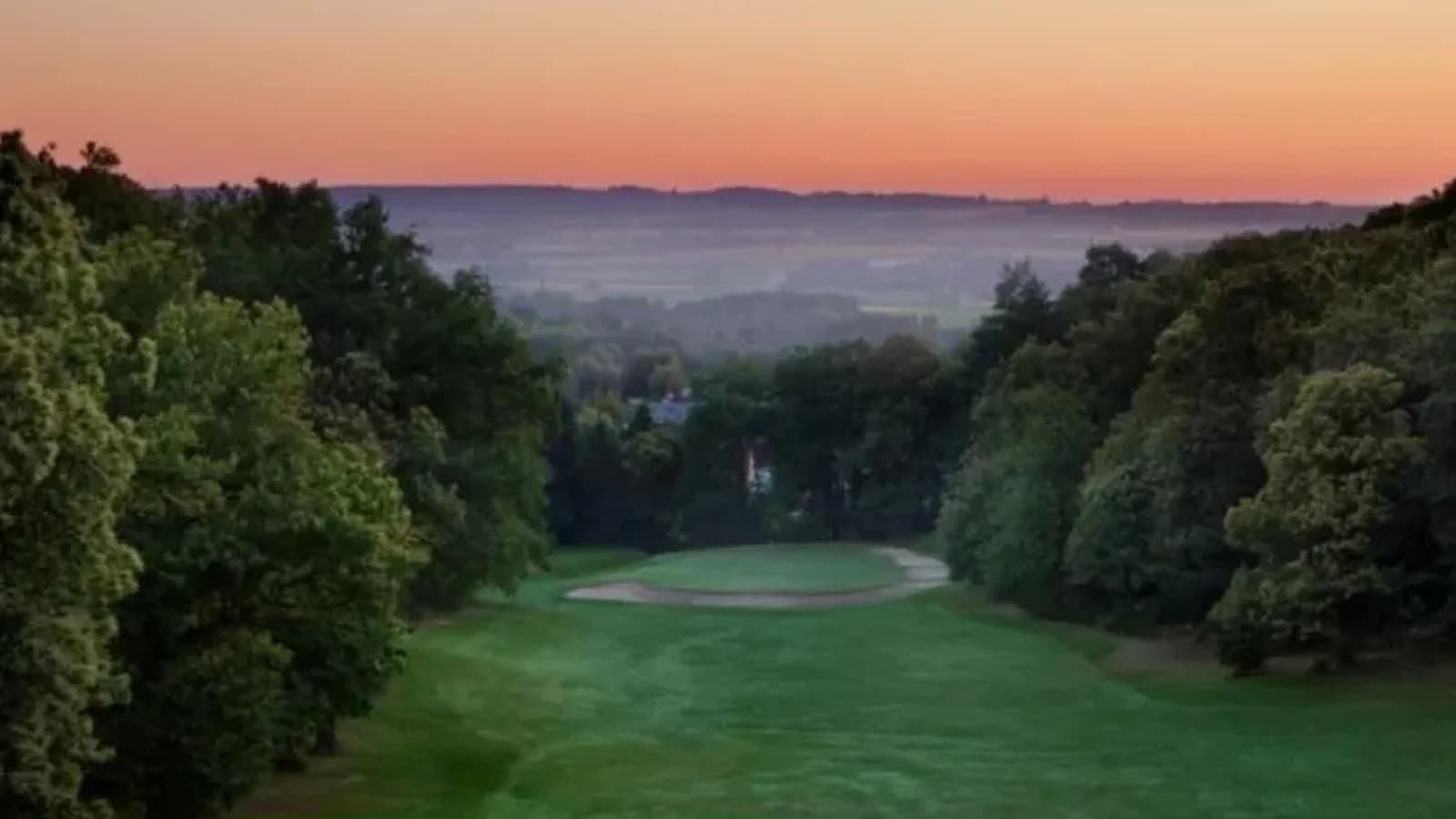 Fairway boisé du Golf de Domont Montmorency au coucher du soleil.