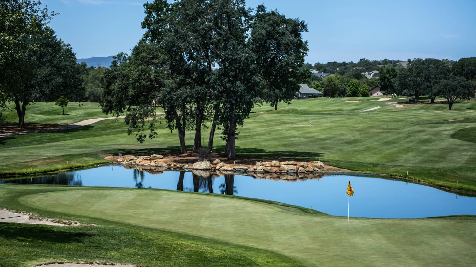 Green, plan d’eau et fairway arboré du Golf de Jumièges.