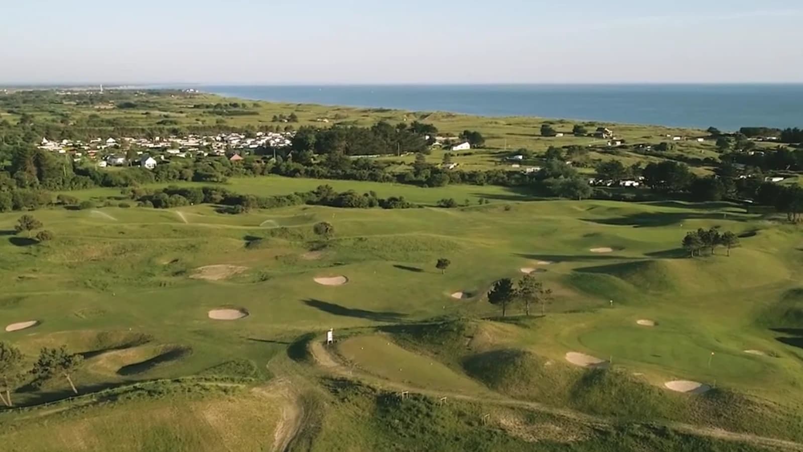 Vue aérienne des fairways du Golf de la Côte des Isles près du littoral.