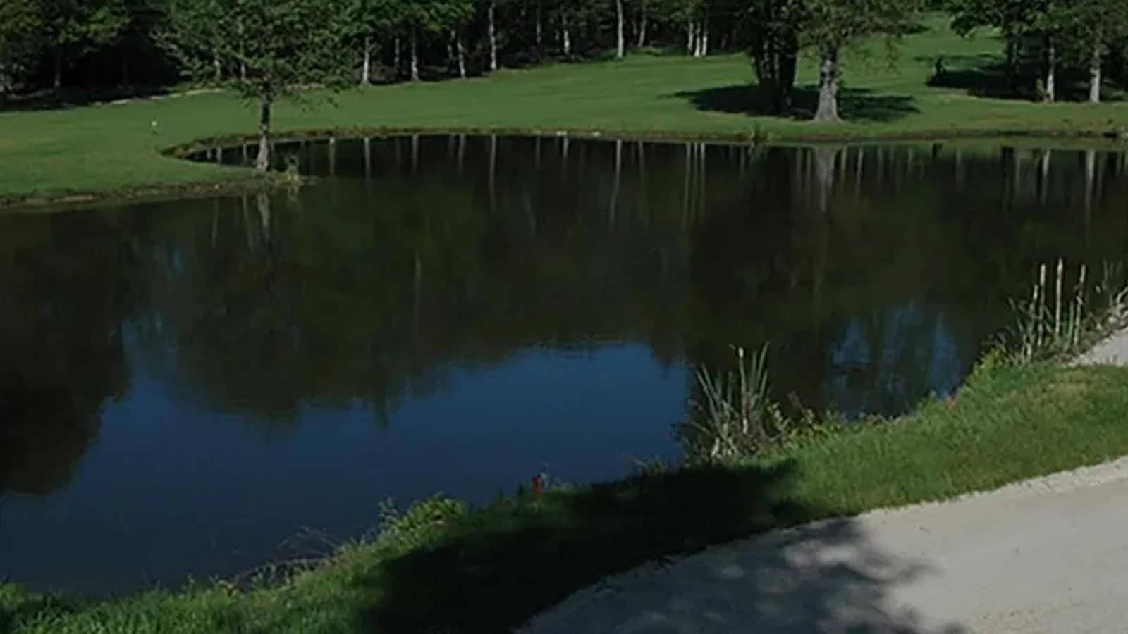 Pièce d’eau bordant le parcours du Golf de Marivaux.