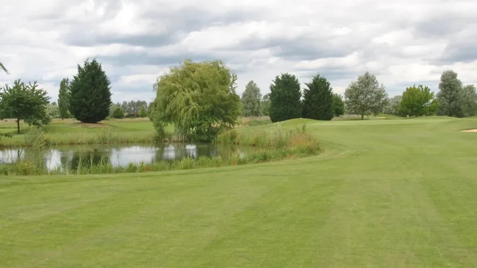 Fairway et étang du Golf de Mennecy-Chevannes.