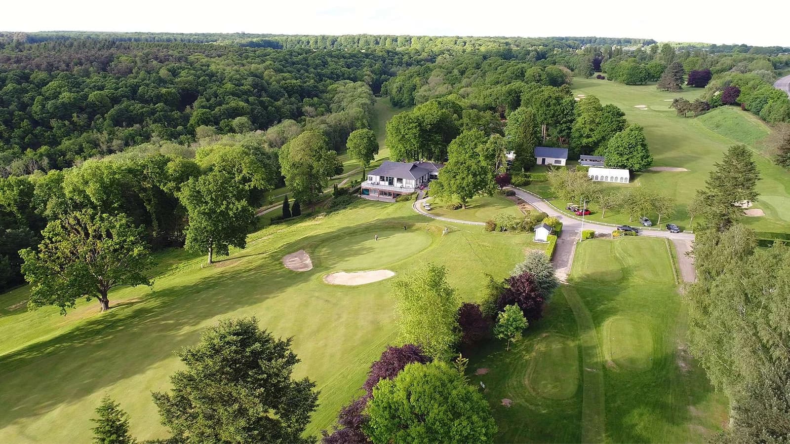 Vue aérienne du parcours boisé du Golf de Rouen Mont-Saint-Aignan.