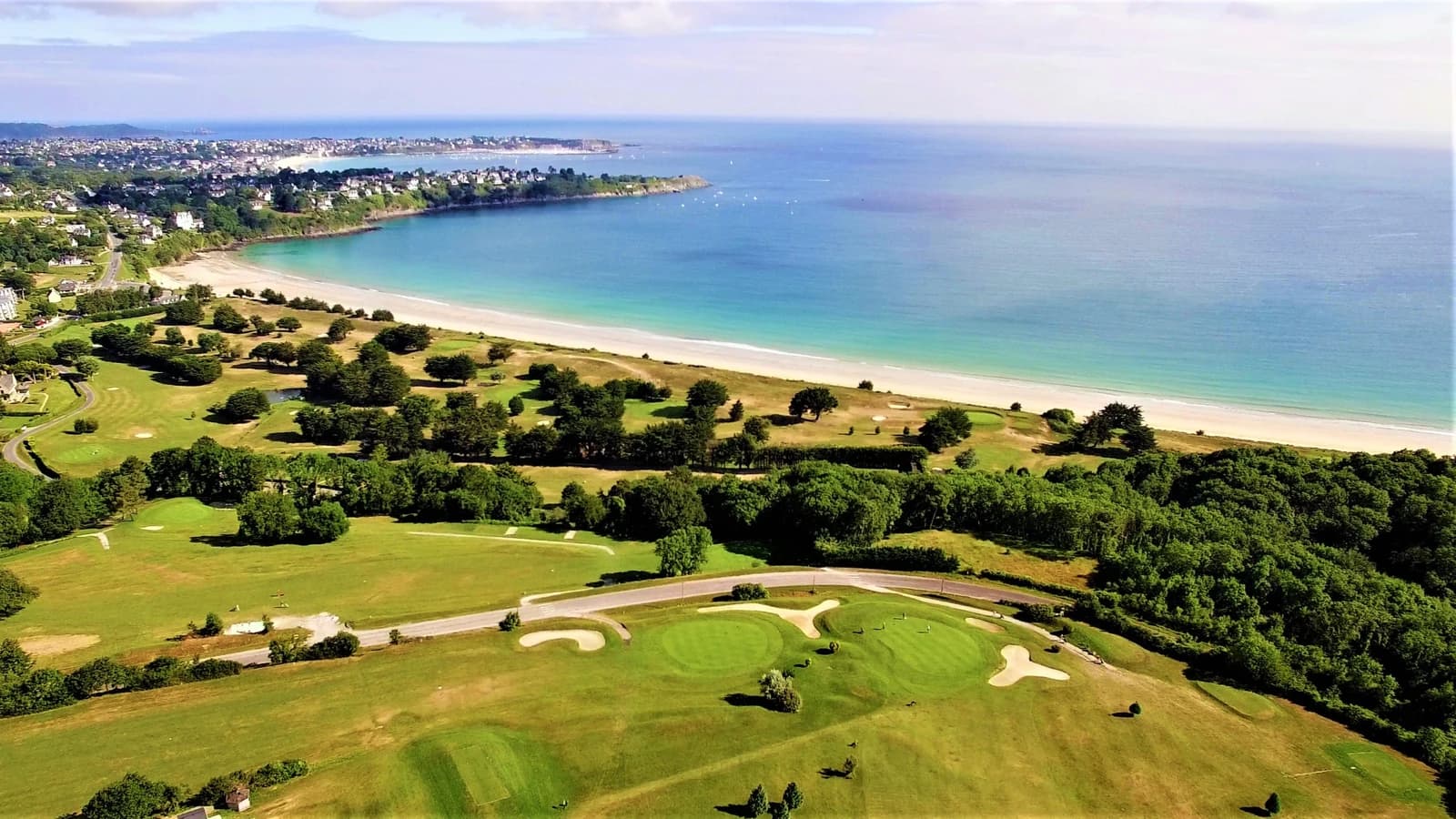 Vue aérienne du Golf de Saint-Cast entre les fairways et la plage de Pen-Guen.