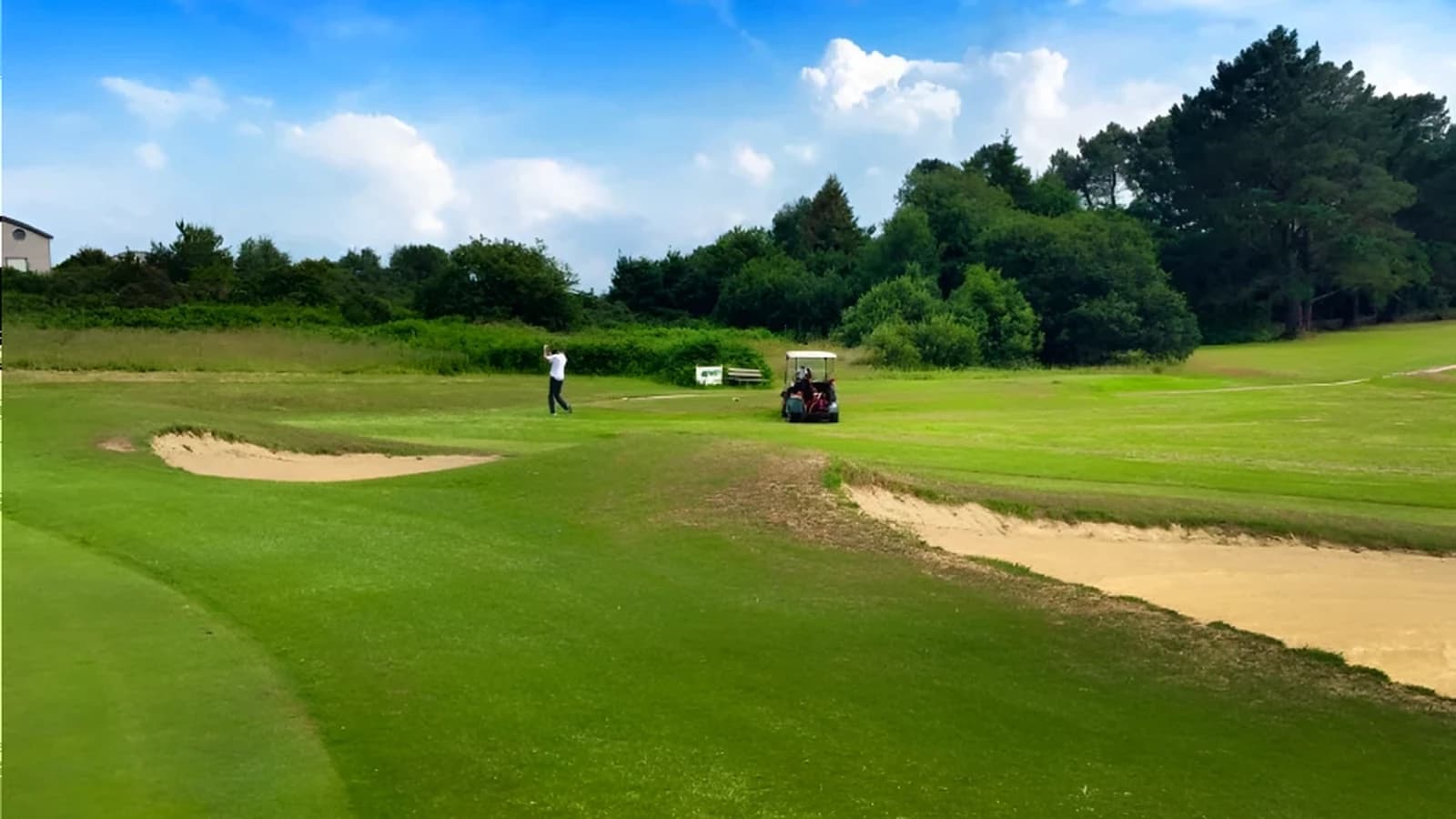 Fairway et bunkers du Golf de Saint-Samson sous un ciel bleu.