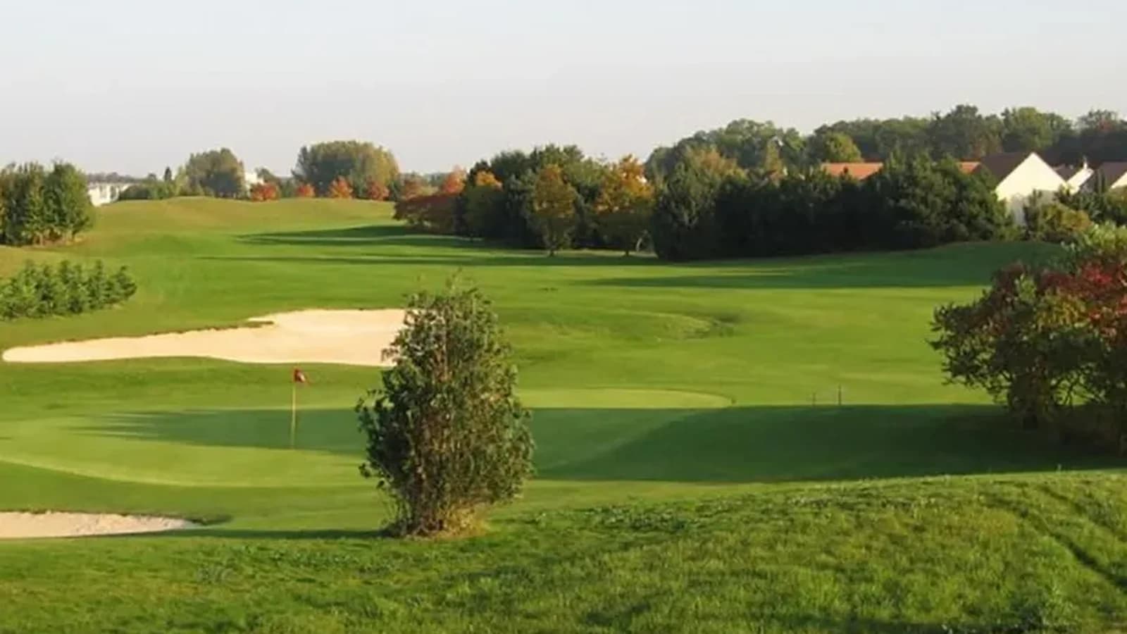 Fairway et green du Golf de Sénart.