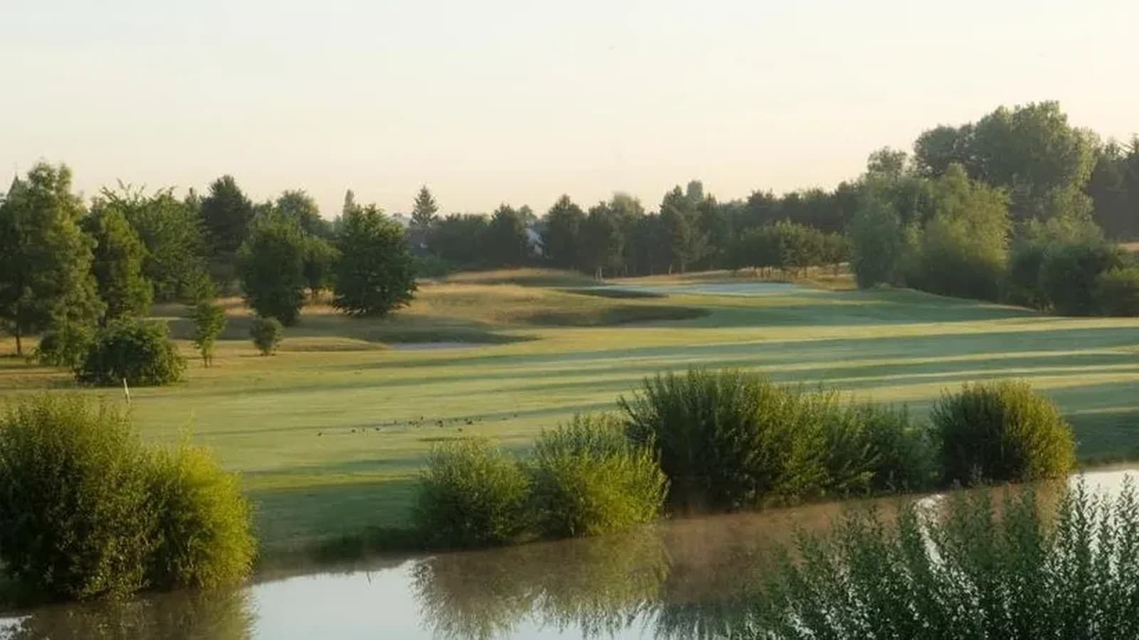 Parcours et pièce d’eau du Golf de Val-Grand.