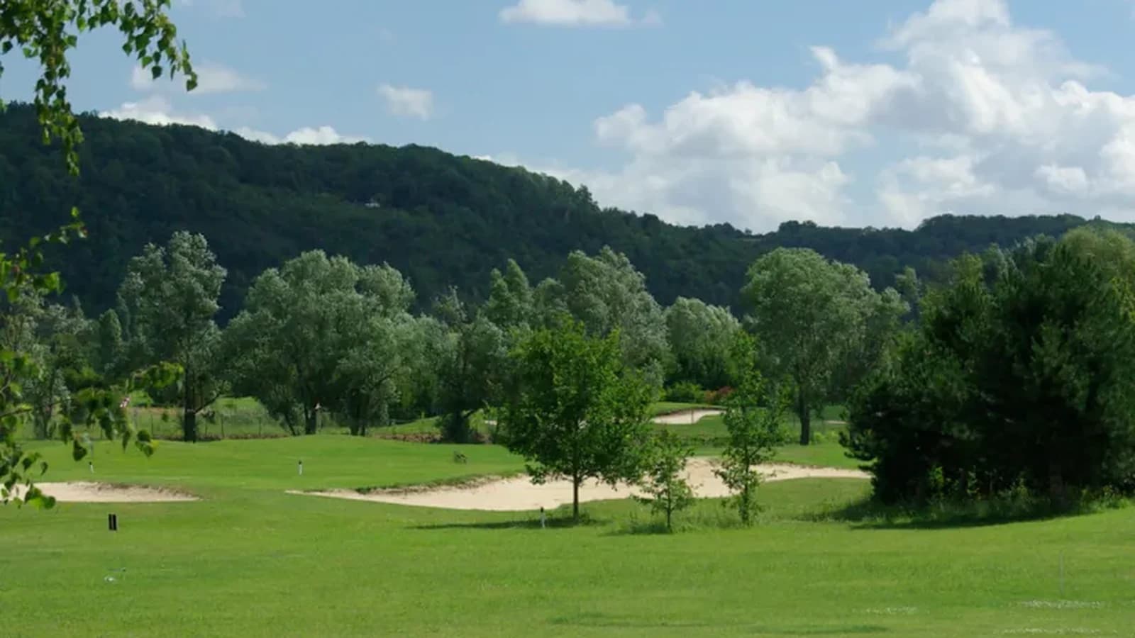 Fairway et bunkers dans la vallée au Golf des Boucles de Seine.