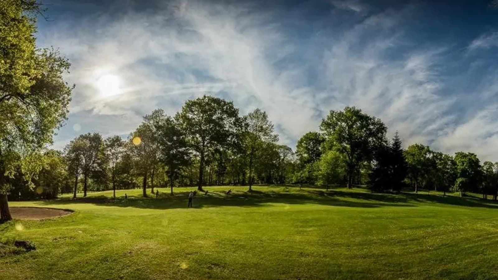 Fairway arboré du Golf du Coudray-Montceaux.
