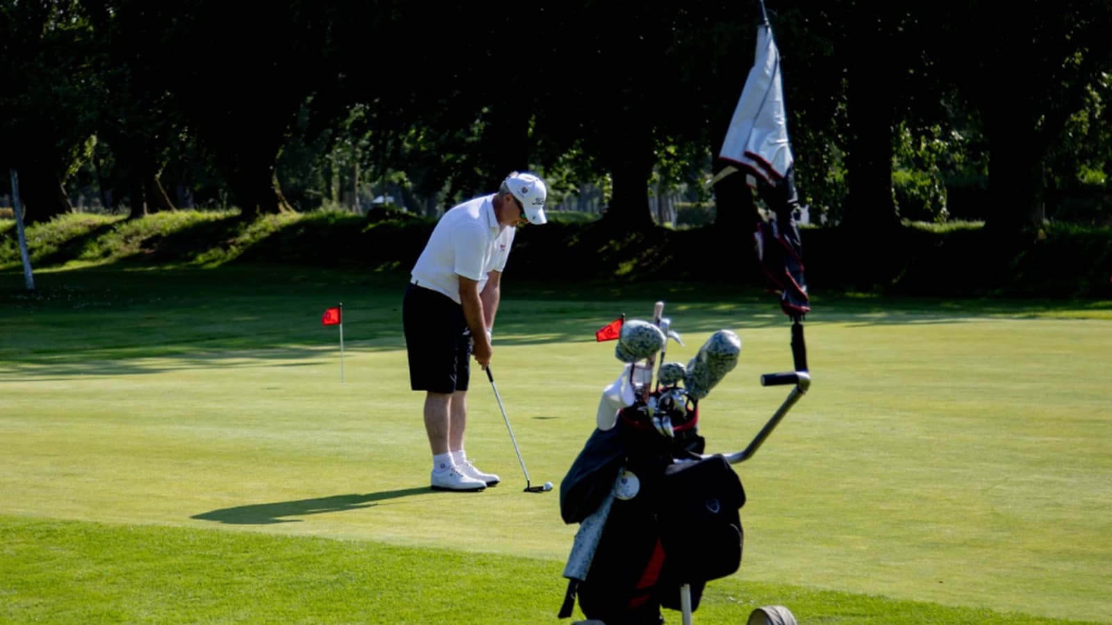Golfeur sur le green du Golf du Havre à Octeville-sur-Mer.