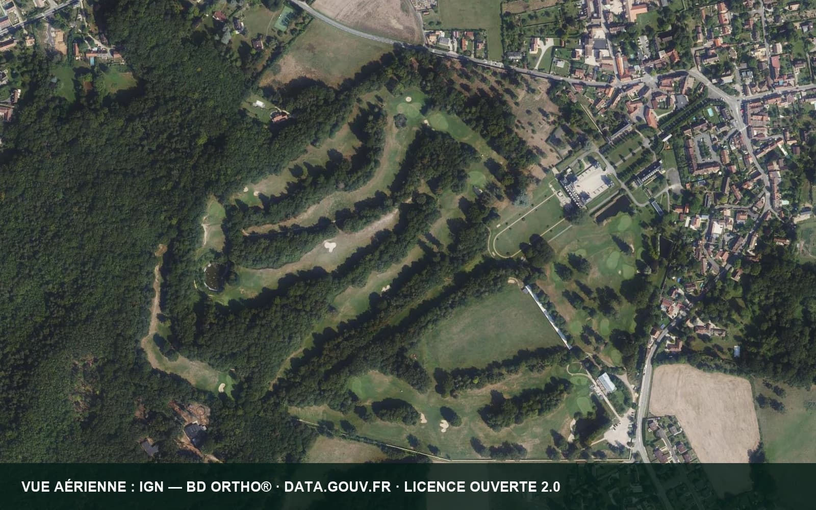 Vue aérienne du Golf du Tremblay-sur-Mauldre montrant ses tracés dans le domaine arboré.