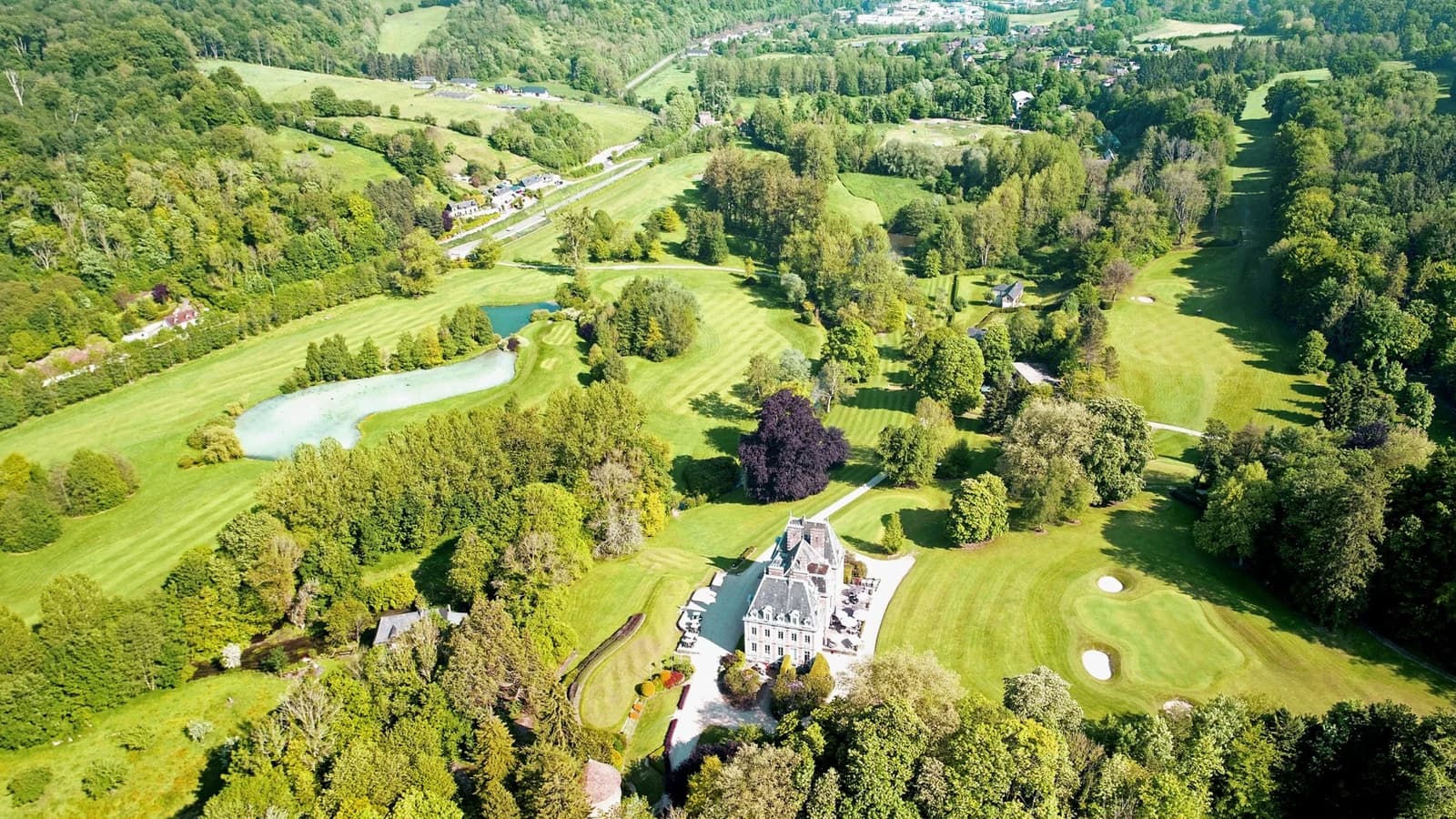 Vue aérienne du domaine, du château et du parcours du Golf de Saint-Saëns.