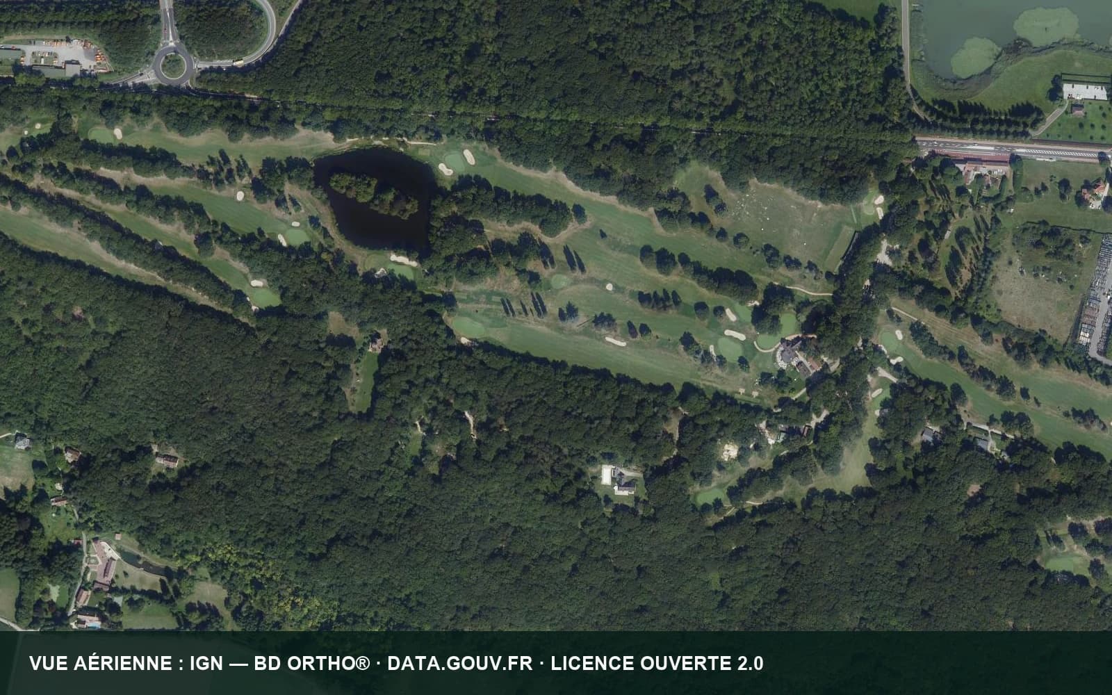 Vue aérienne du Golf Isabella montrant les fairways, greens et pièces d’eau du parcours.