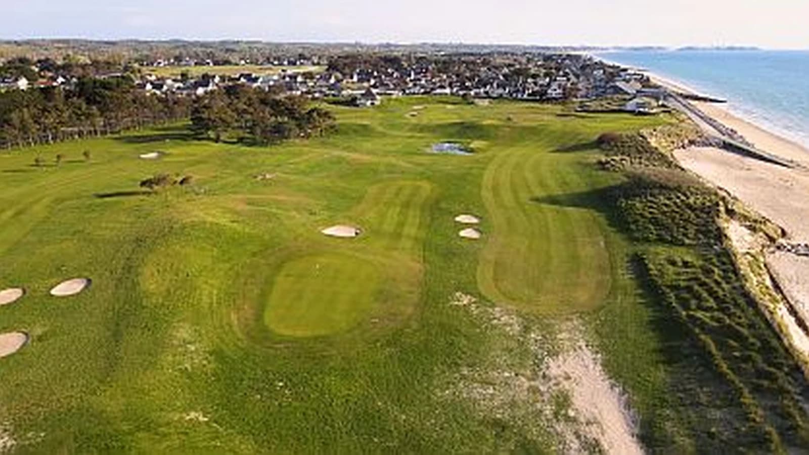 Vue aérienne du parcours littoral du Golf de Bréhal.