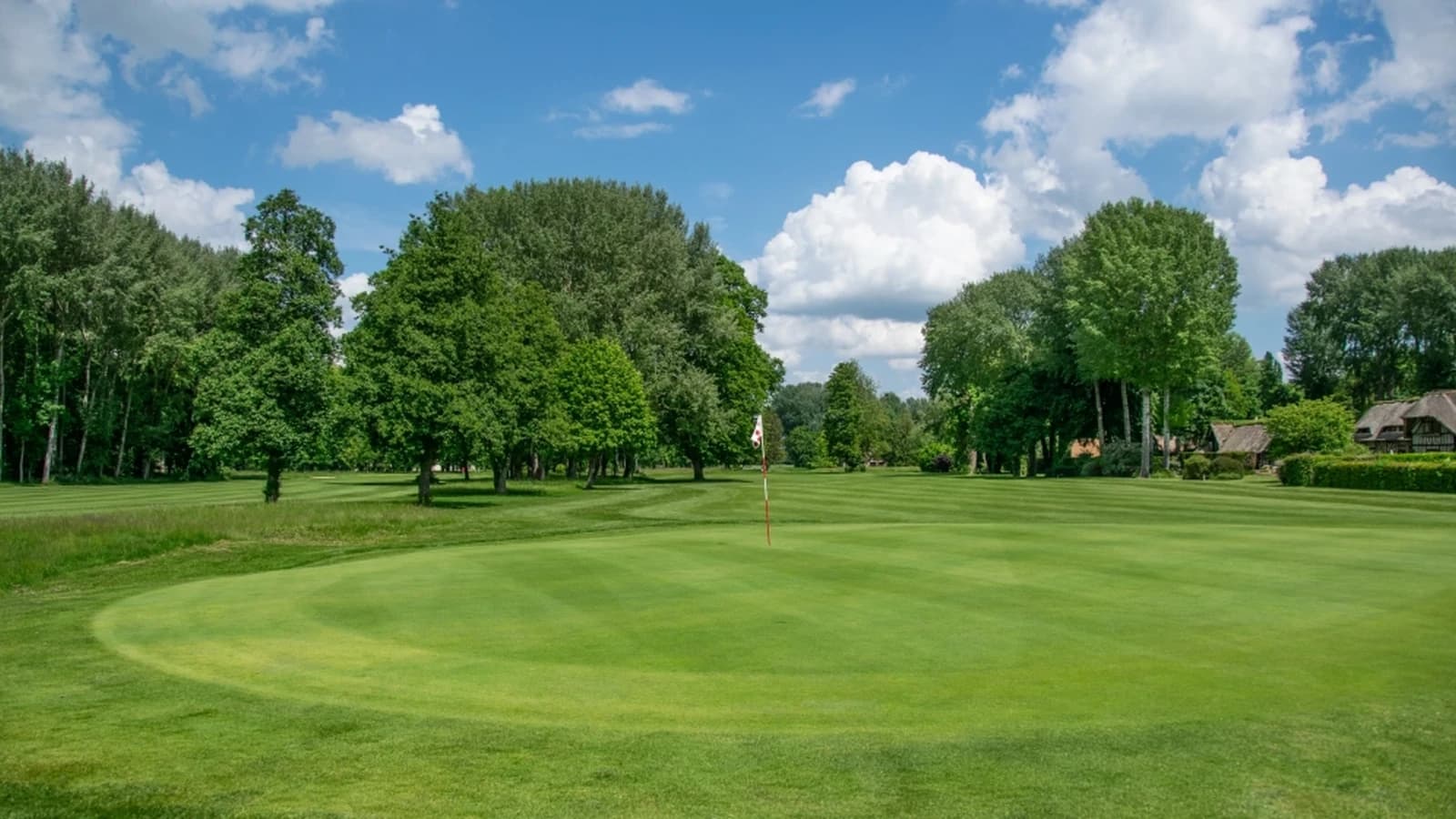 Fairway et green du Golf PGA France du Vaudreuil dans son parc arboré.