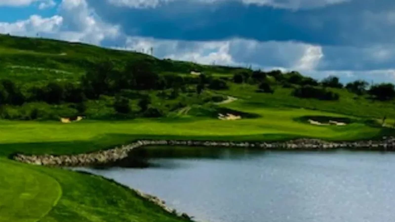 Fairways vallonnés et plan d’eau du Liberty Country Club.