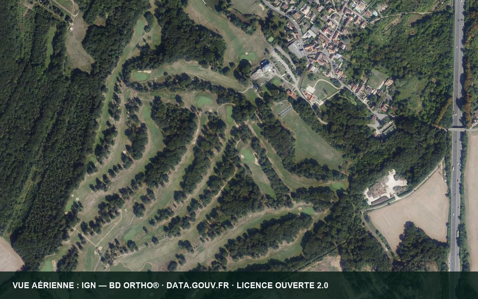 Vue aérienne d’UGOLF Béthemont montrant le parcours dans son environnement boisé.