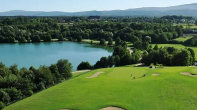Vue du green et du lac, depuis un angle aérien plus rapproché.