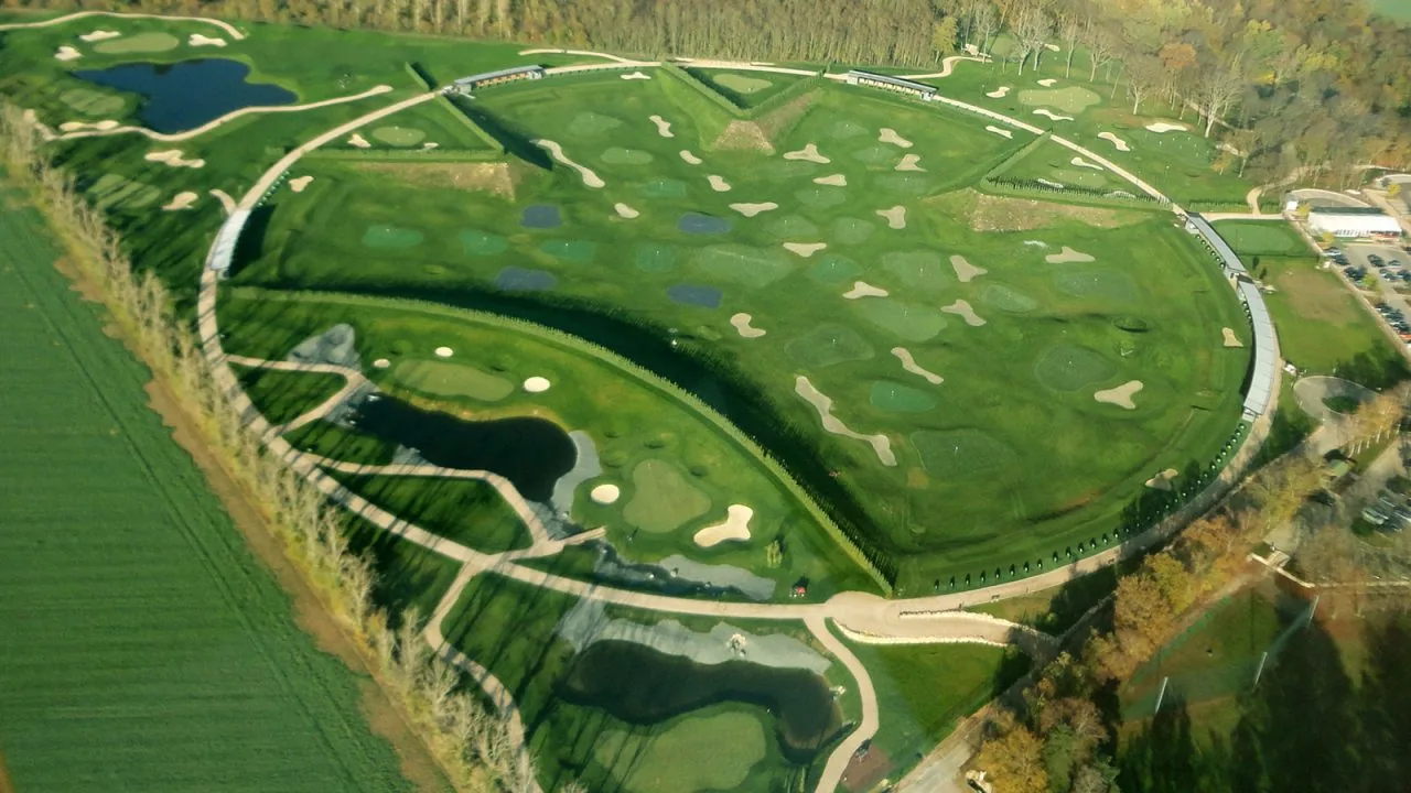 Vue aérienne du parcours ; bunkers et obstacles d’eau identifiables.