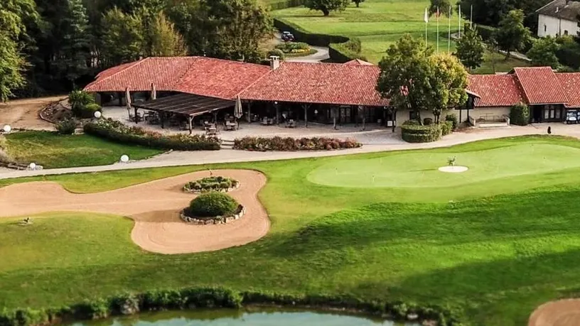 Green, bunkers et club-house au toit de tuiles.