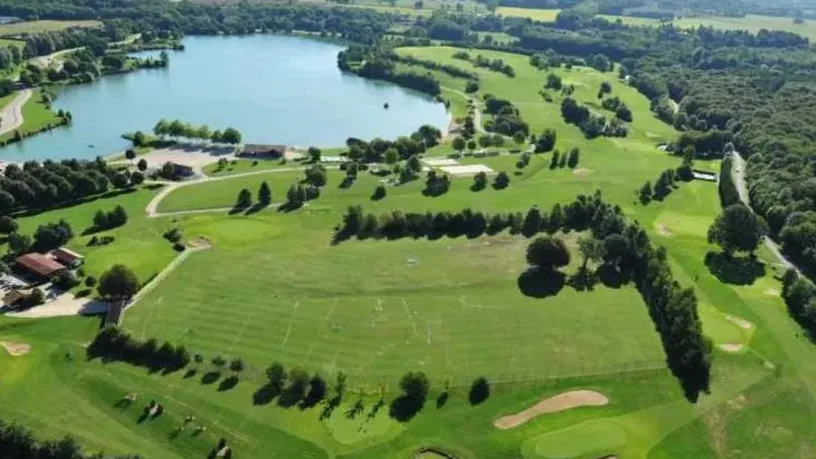 Vue aérienne du parcours et du lac de Bouvent ; greens et bunkers visibles.