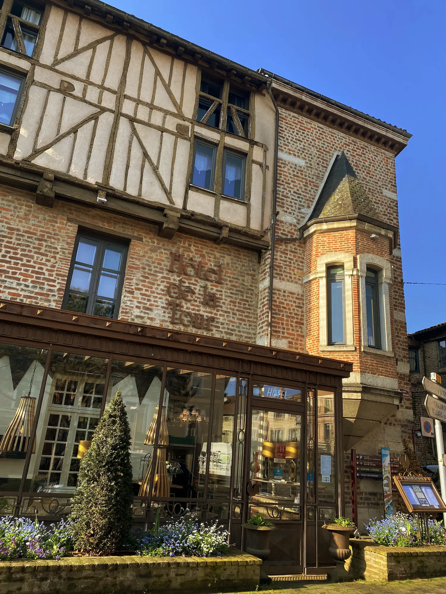 Façade en briques et à colombages de l’Hôtel de la Tour à Châtillon-sur-Chalaronne