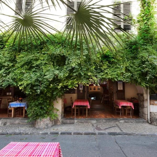 Vue de l’établissement Hôtel Les Arcades