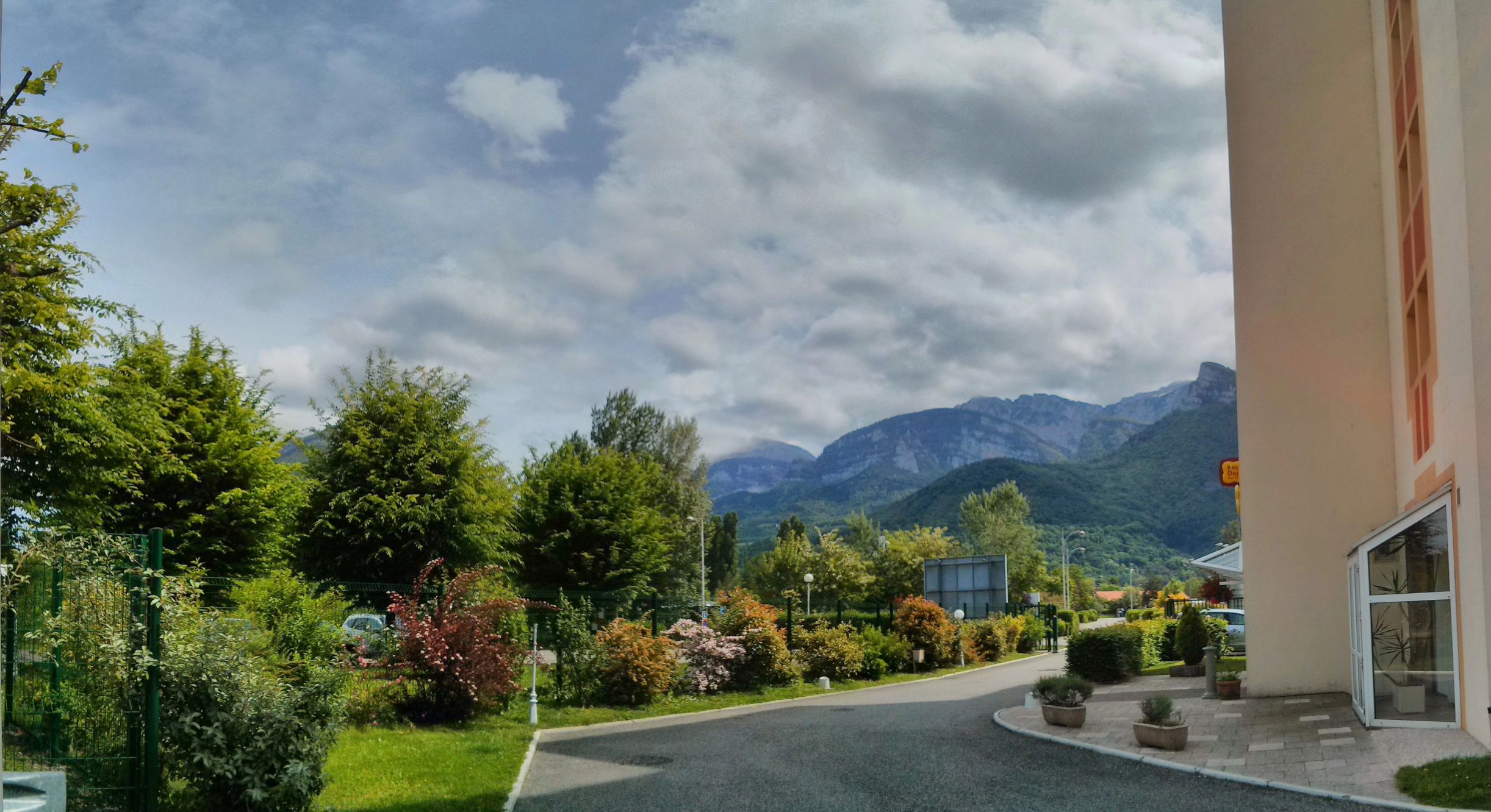 Extérieur de l’hôtel Amys et vue vers les montagnes