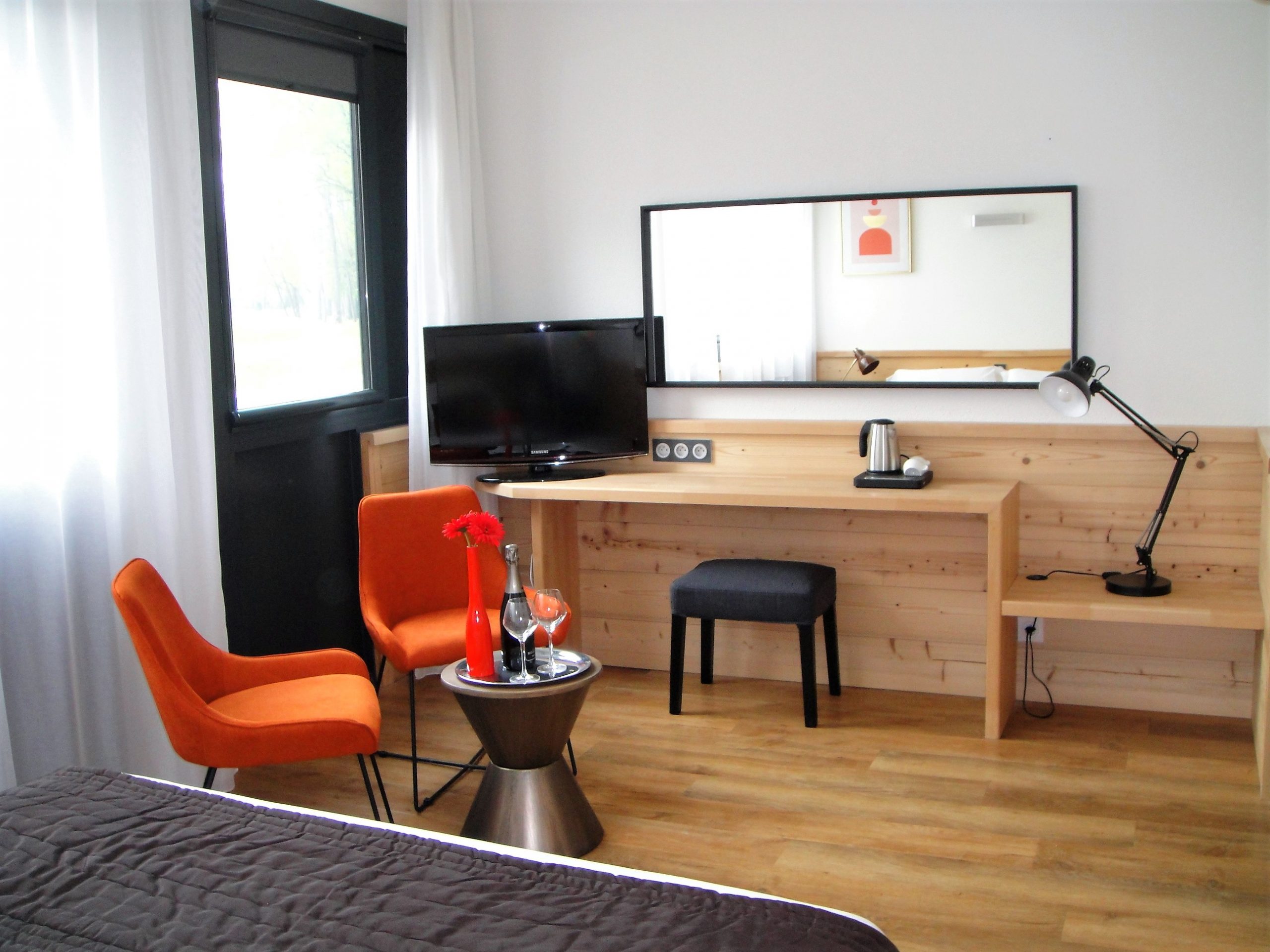 Chambre du Domaine de Charmeil avec espace bureau