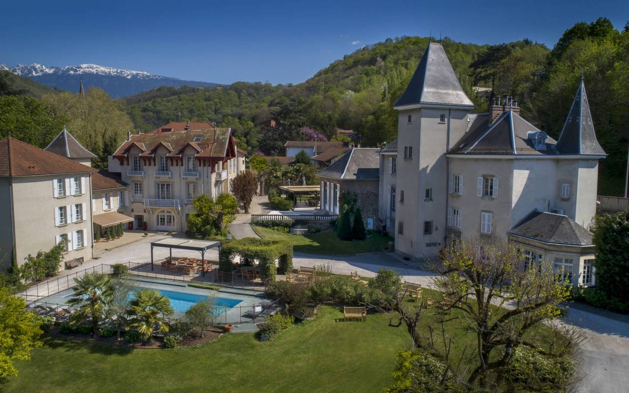 Vue extérieure du Château de la Commanderie et de son jardin
