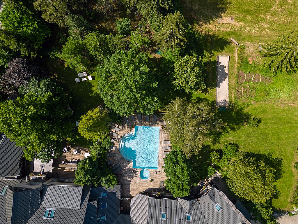 Vue aérienne du jardin et de la piscine de l’Hôtel du Golf