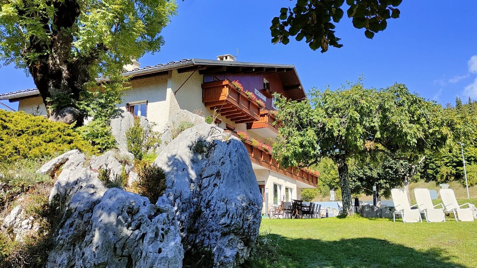 Façade et jardin de l’hôtel Les Playes à Villard-de-Lans