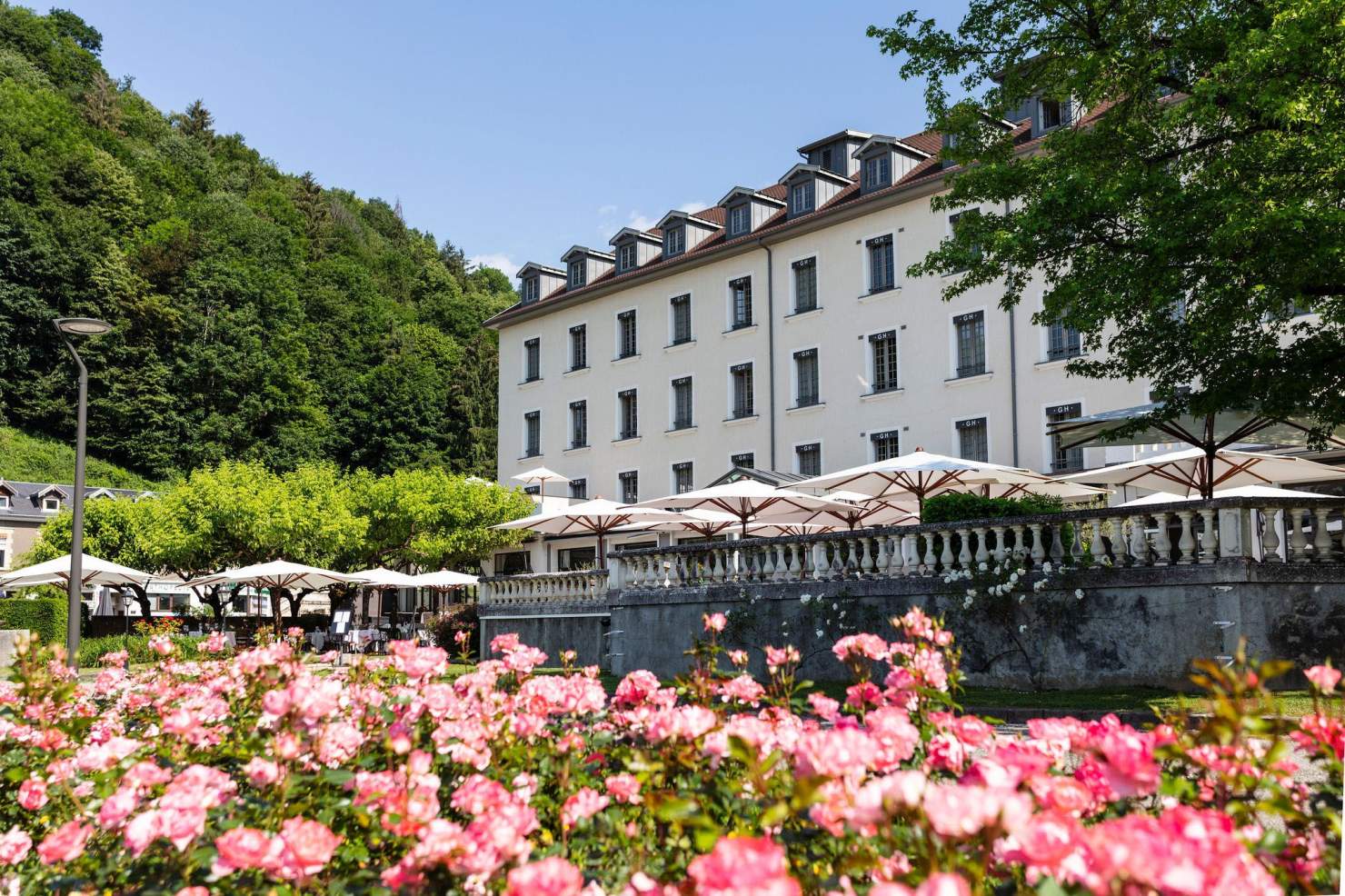Façade et terrasse fleurie du Grand Hôtel d’Uriage