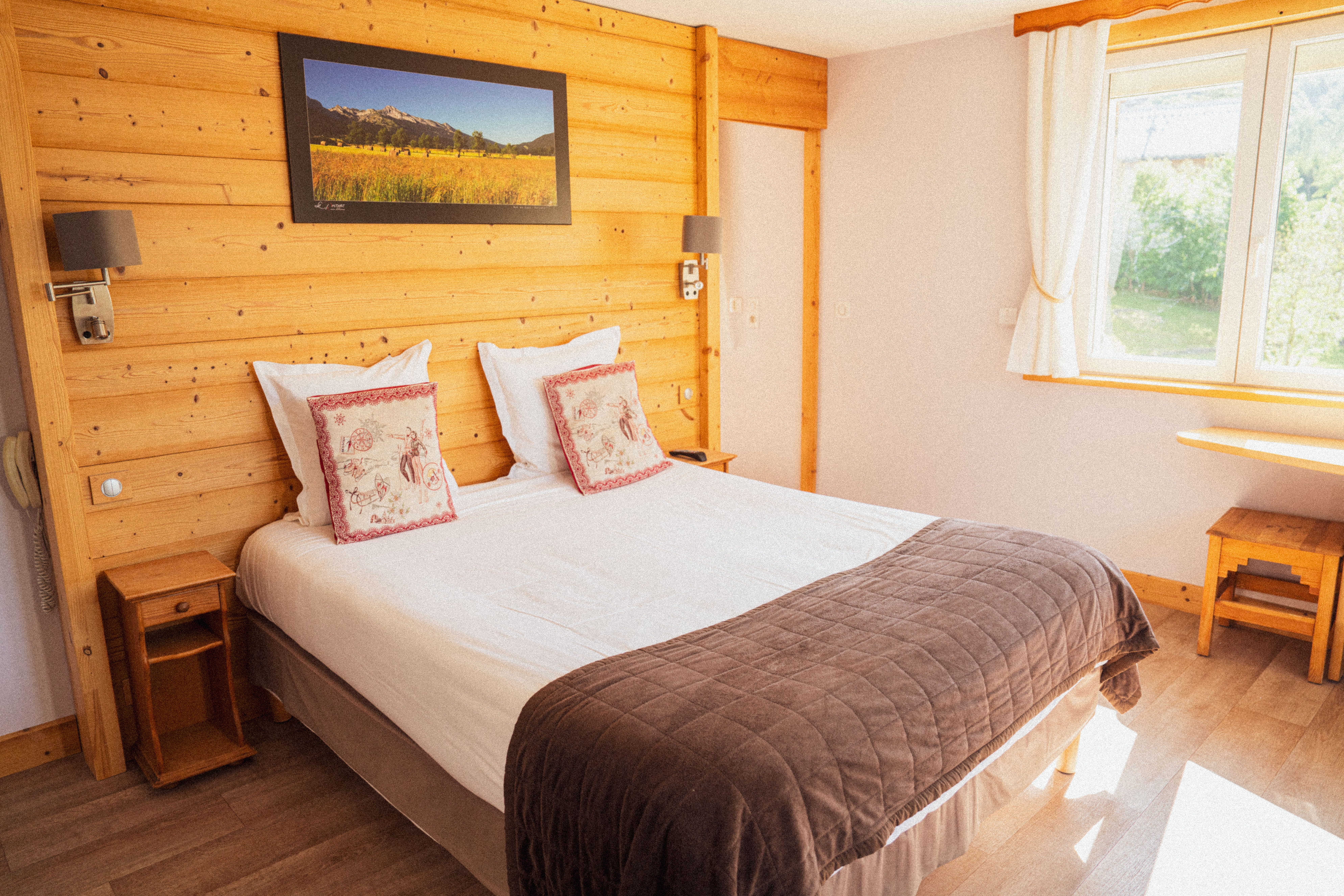 Chambre de JOY Hôtel avec parement en bois