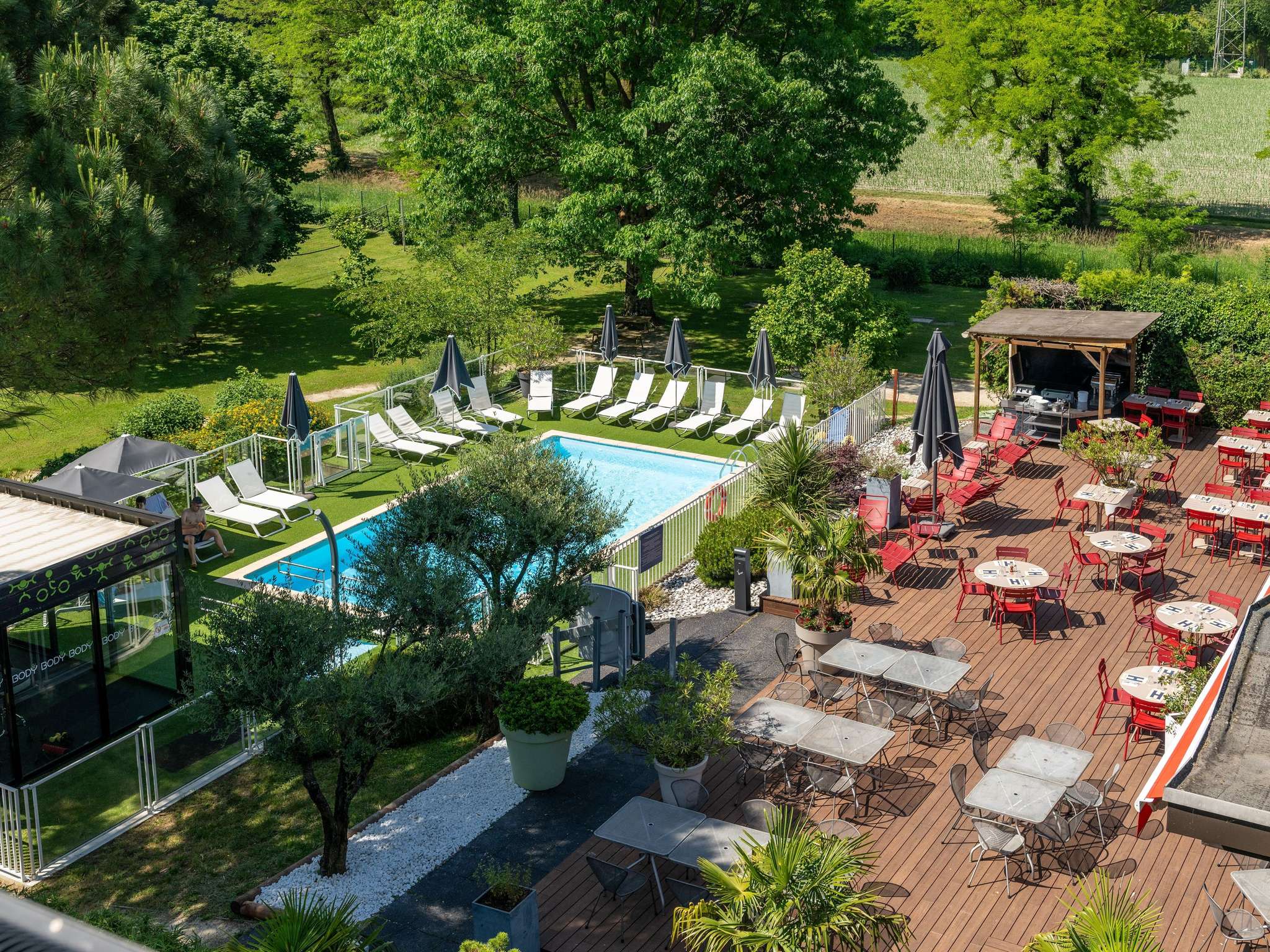 Piscine extérieure et terrasse du Novotel Grenoble Nord Voreppe