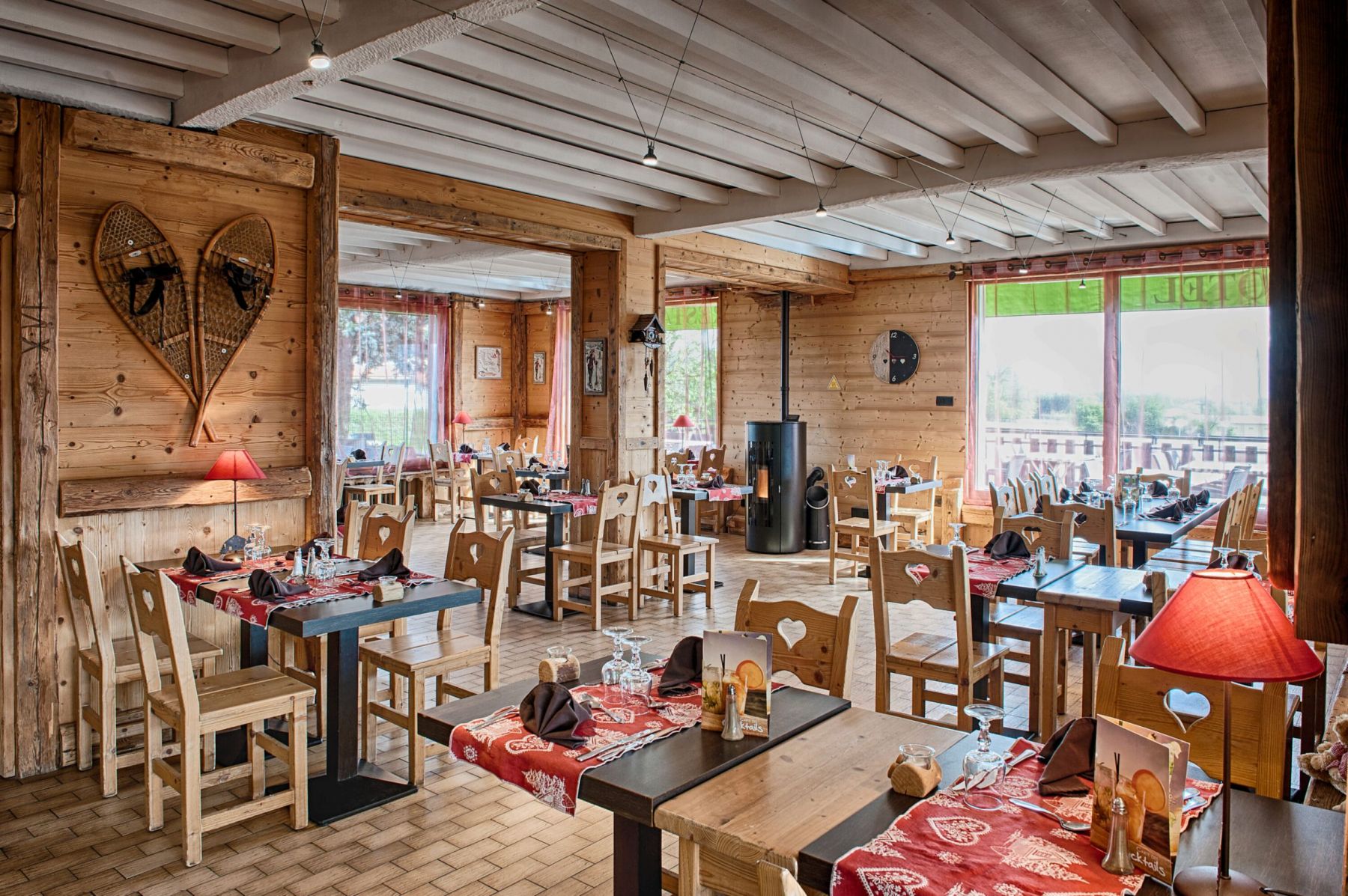 Salle de restaurant de l’hôtel Le Pont de Champ
