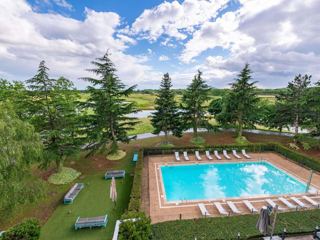 Vue aérienne de la piscine du Novotel Saint-Quentin en Yvelines