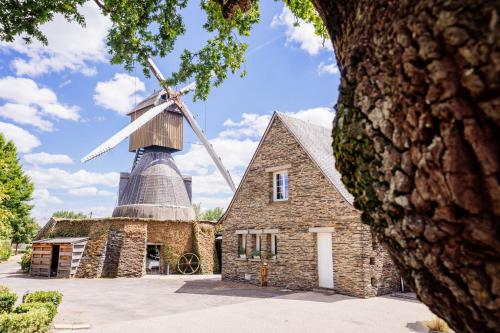 Bâtiment et moulin du Logis Hôtel Domaine du Moulin Cavier - Restaurants & Spa